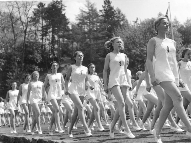 BdM-piger laver en gymnastikopvisning i 1941. (Fra Bundesarchiv: Bild_183-2000-0110-500_BDM_Gymnastikvorfuhrung)