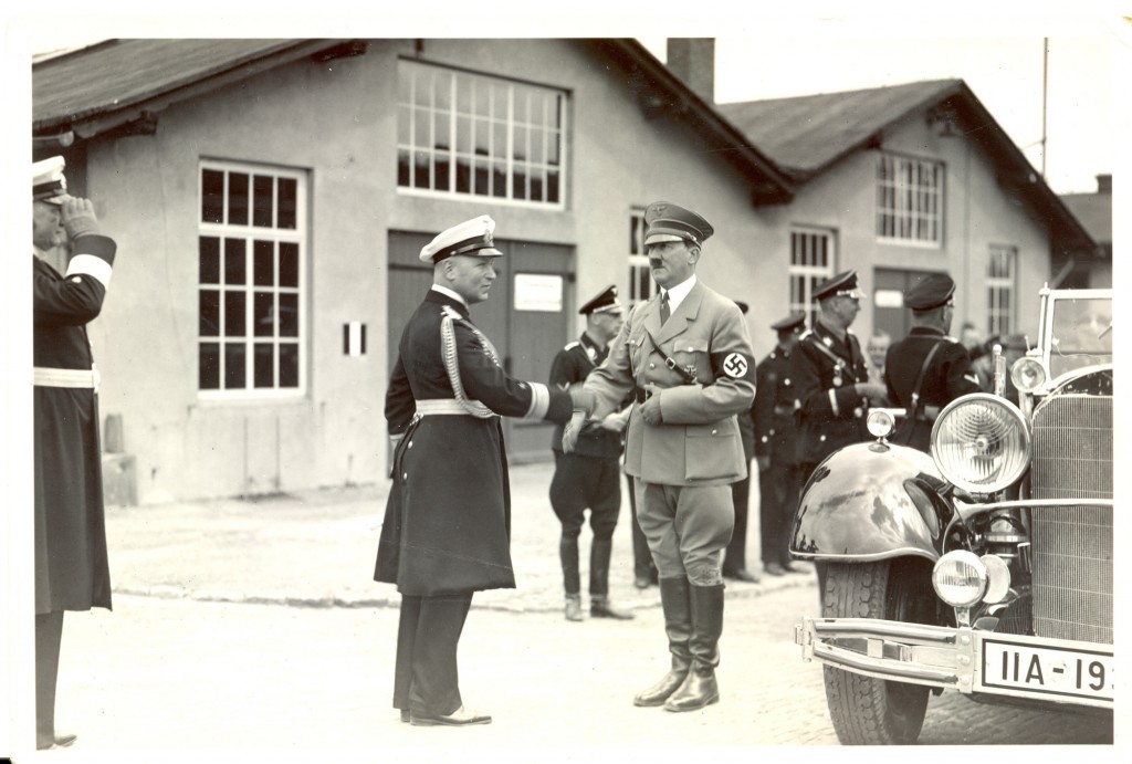 Oldefar og Hitler hilser.